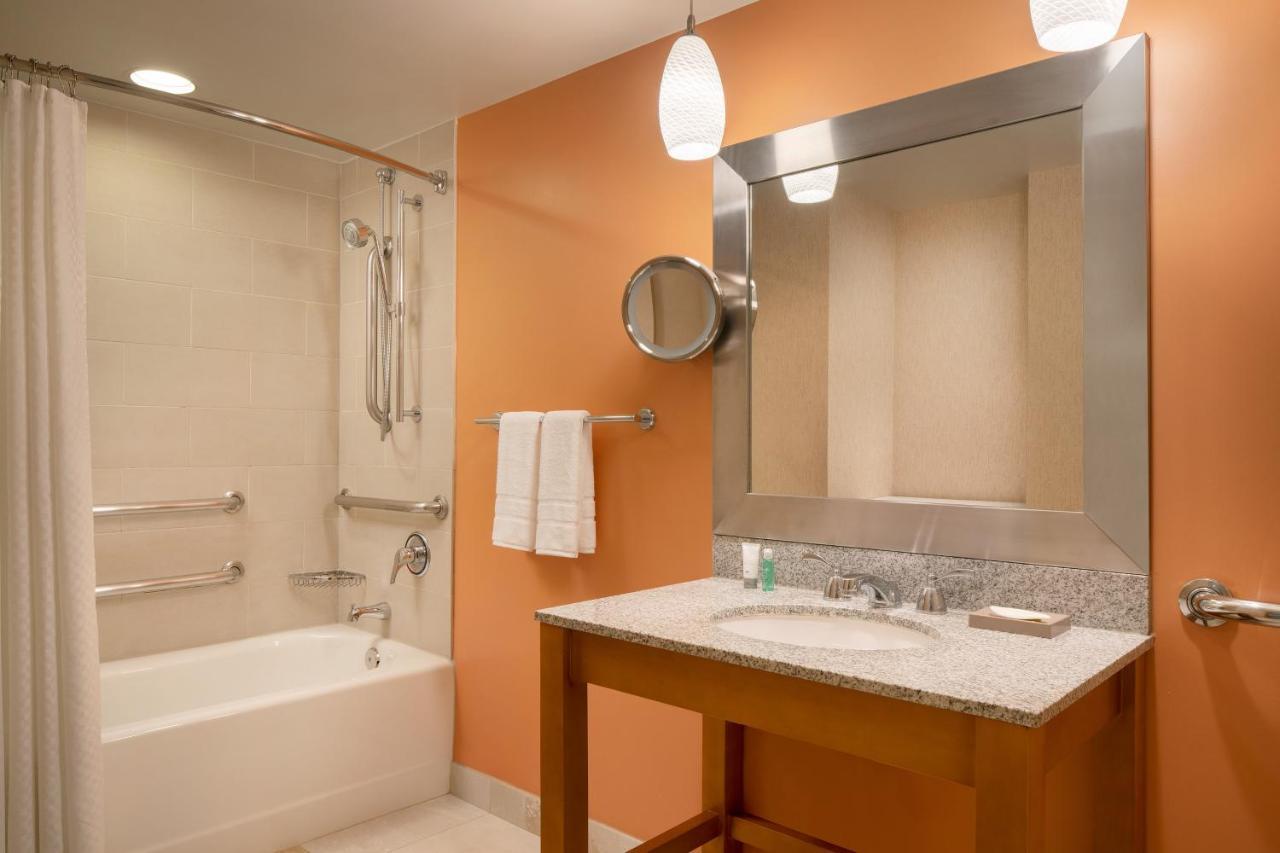 Accessible 1 King Guest room 1 King